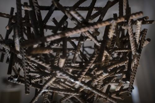 majdzinska_adriana_natual-killers_cykl-20-obiektow_wysokosc-130-cm-szerokosc-25-cm-glebokosc-25-cm-plyta-mdfszkloprety-zbrojeniowe_2021._frafment._fot.-bogna-kociumbas majdzinska_adriana_natual-killers_cykl-20-obiektow_wysokosc-130-cm-szerokosc-25-cm-glebokosc-25-cm-plyta-mdfszkloprety-zbrojeniowe_2021._frafment._fot.-bogna-kociumbas