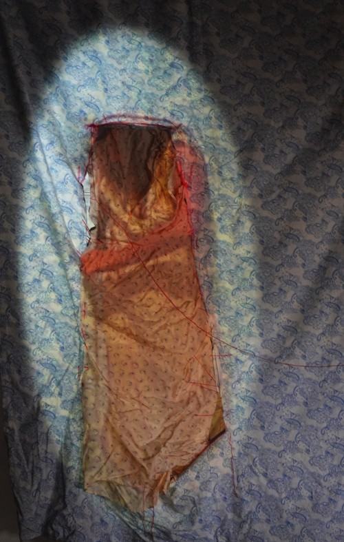 Maria Bitka_szyje szyje z pamieci i nie przyszyje pamieci instalacja multimedialna Maria Bitka_szyje szyje z pamieci i nie przyszyje pamieci instalacja multimedialna