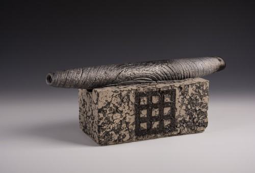 Muteluma z cyklu Roll&Scroll, 2025 r., kamionka, masa szamotowa, angoba, szkliwo, 43x17x13 cm