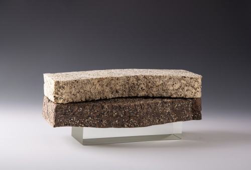 Odrzucony/Węgielny, 2025 r., masa szamotowa, angoba, szkło, 42x19x20 cm
