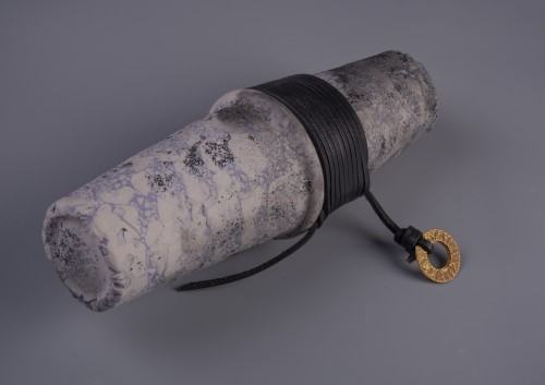 Pomiot z cyklu Balast (dwa elementy), 2024 r., masa szamotowa, kamionka barwiona, rzemień, el. metalowe, wypał redukcyjny, 10x26x210 cm, 10x26x210 cm,