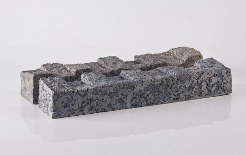 Próg, 2023 r., masa szamotowa, kamionka barwiona, szkliwo, 9x53x10 cm, 9x53x10 cm