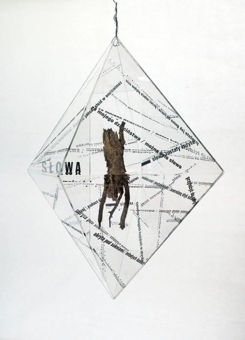 Renata Pacyna, Słowa, tekst Tadeusz Różewicz z tomu wyjście, technika własna, druk na pleksiglasie, 70x70x90cm, unikat, 2018 Renata Pacyna, Słowa, tekst Tadeusz Różewicz z tomu wyjście, technika własna, druk na pleksiglasie, 70x70x90cm, unikat, 2018