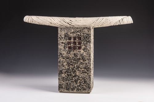 Talizman II z cyklu Roll&Scroll, 2025 r., kamionka, masa szamotowa, angoba, 64x46x16 cm