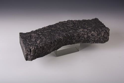 Węgielny, 2025 r., masa szamotowa, angoba, szkło, 42x12x17 cm