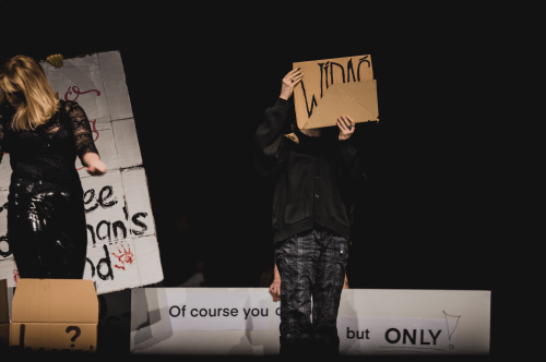 Performans "Nie czytaj tego!"