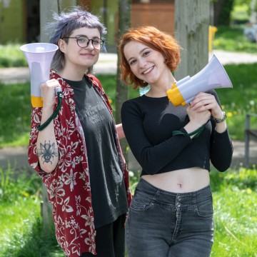 Studentki w parku przed budynkiem ASP