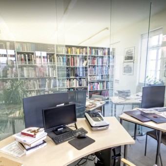 Biblioteka widok na stoły i księgozbiory