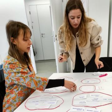 Studenci w trakcie kursu Metodologia – Design Thinking, zdj. Dominika Sobolewska