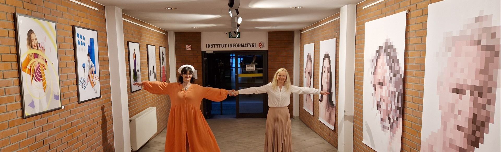 Otwarcie wystawy fotografii inscenizowanej pt. "Dwie drogi" Ewy Martyniszyn i Aliny Kindiak Otwarcie wystawy fotografii inscenizowanej pt. "Dwie drogi" Ewy Martyniszyn i Aliny Kindiak