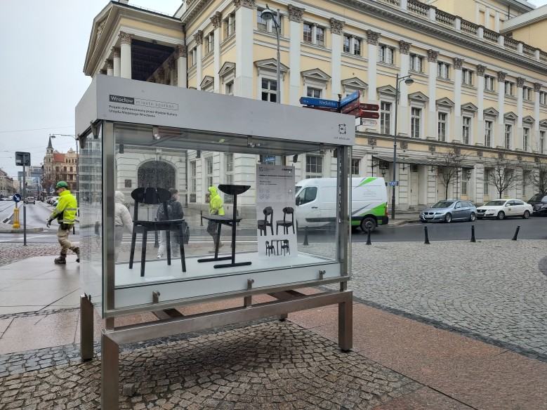 W Gablotach na Świdnickiej trwa prezentacja projektów studentów II Pracowni Projektowania Mebli ASP Wrocław. W Gablotach na Świdnickiej trwa prezentacja projektów studentów II Pracowni Projektowania Mebli ASP Wrocław.