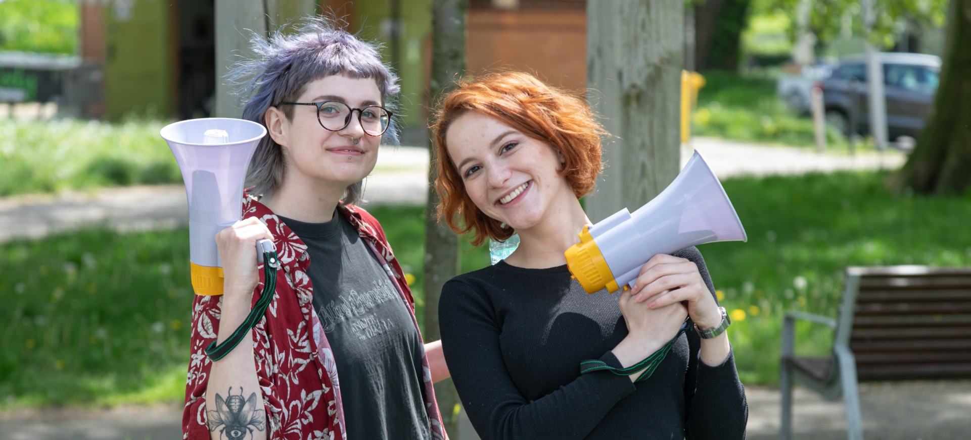 Studentki w parku przed budynkiem ASP