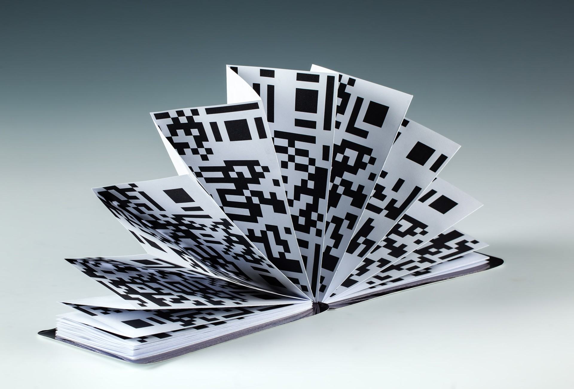 Aleksandra Szlęk, „Scan me please” leporello / 2025, Katowice (Polska) / papier, folia lustrzana, tektura lustrzana / druk cyfrowy / 18 × 10,5 × 2 cm (zamknięte), 18 × 353,2 cm (otwarte) / unikat fot. Magdalena Lorek, MNWr