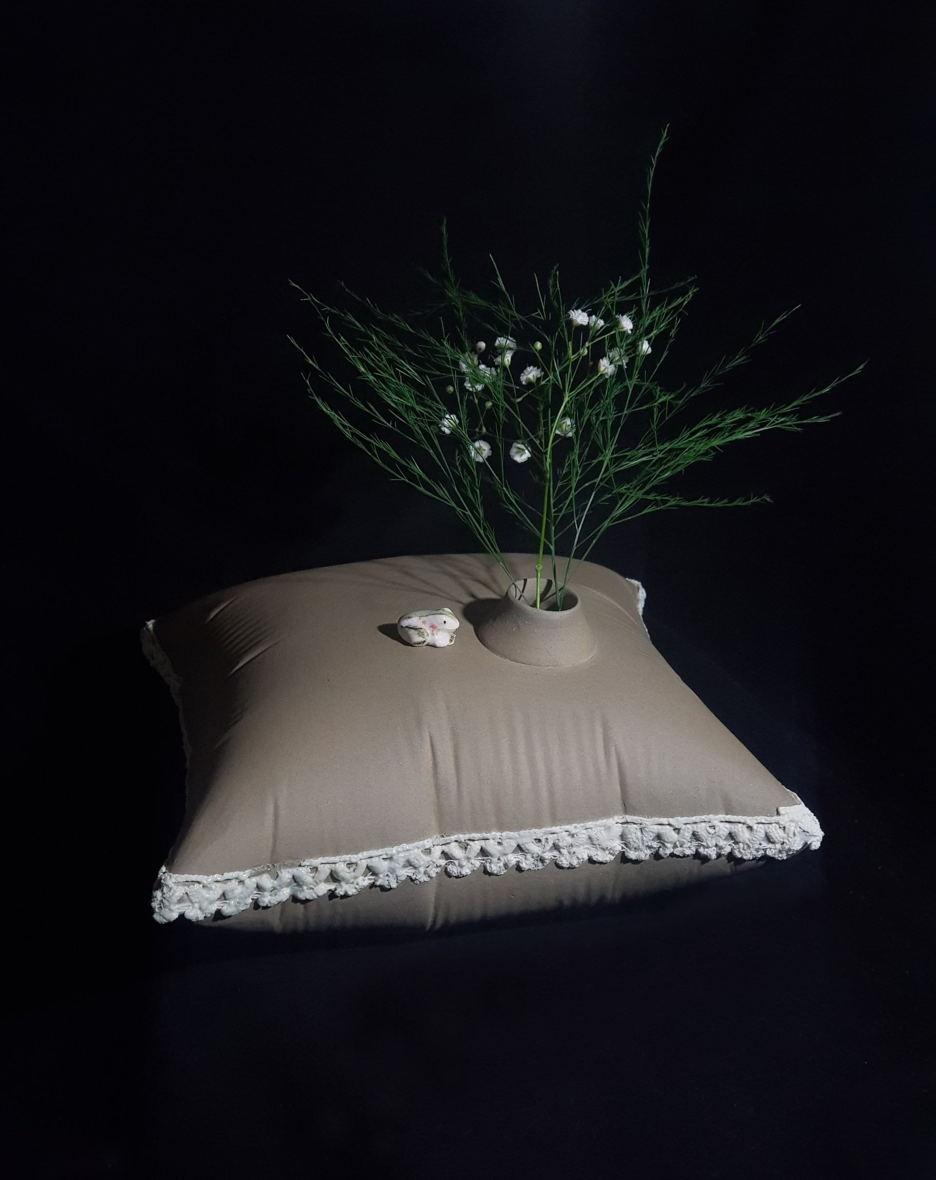 ezgi-hakan-ceramic-pillow-vase