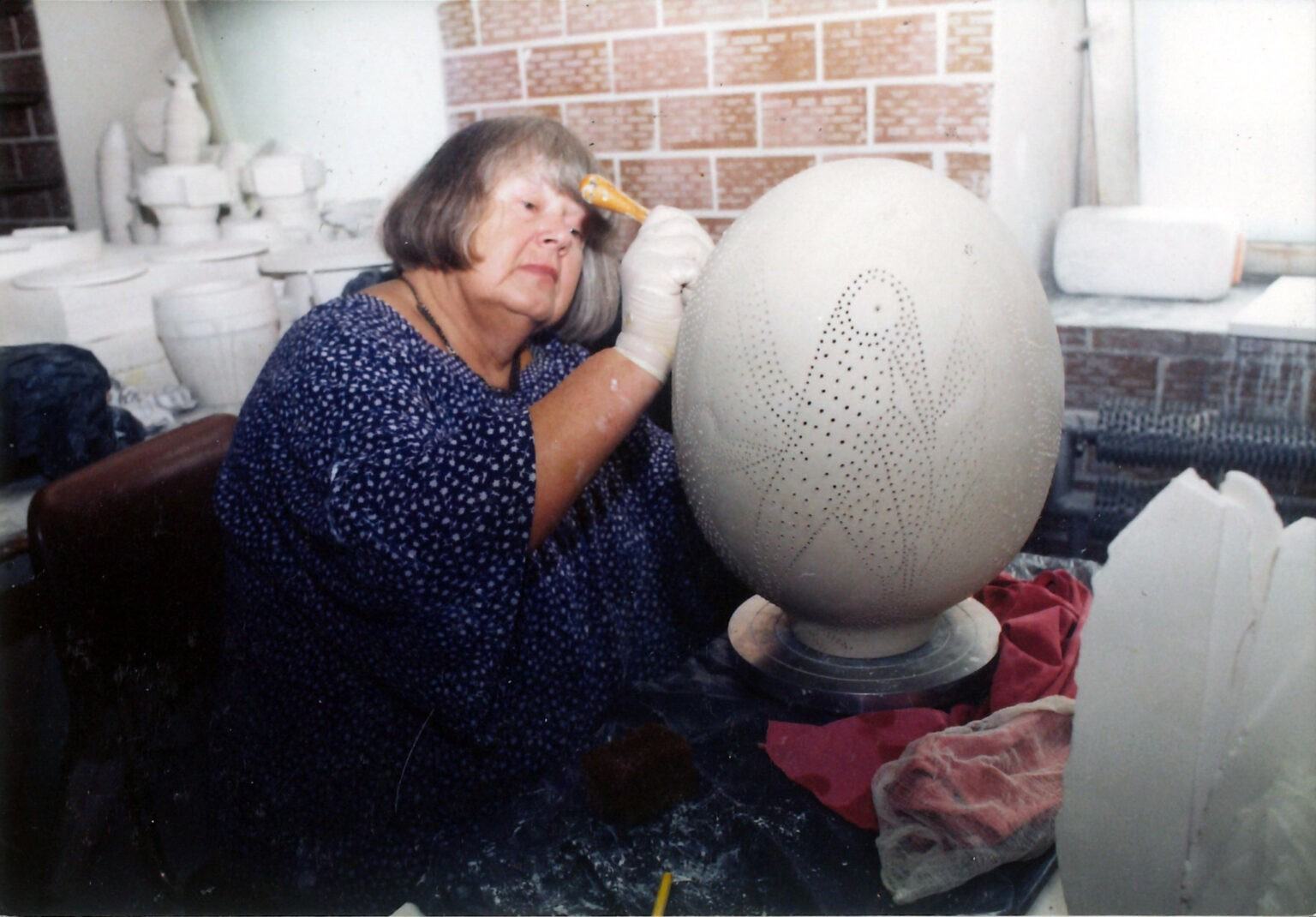 Irena Lipska-Zworska podczas pleneru w Fabryce Porcelany „Krzysztof”, 1997.